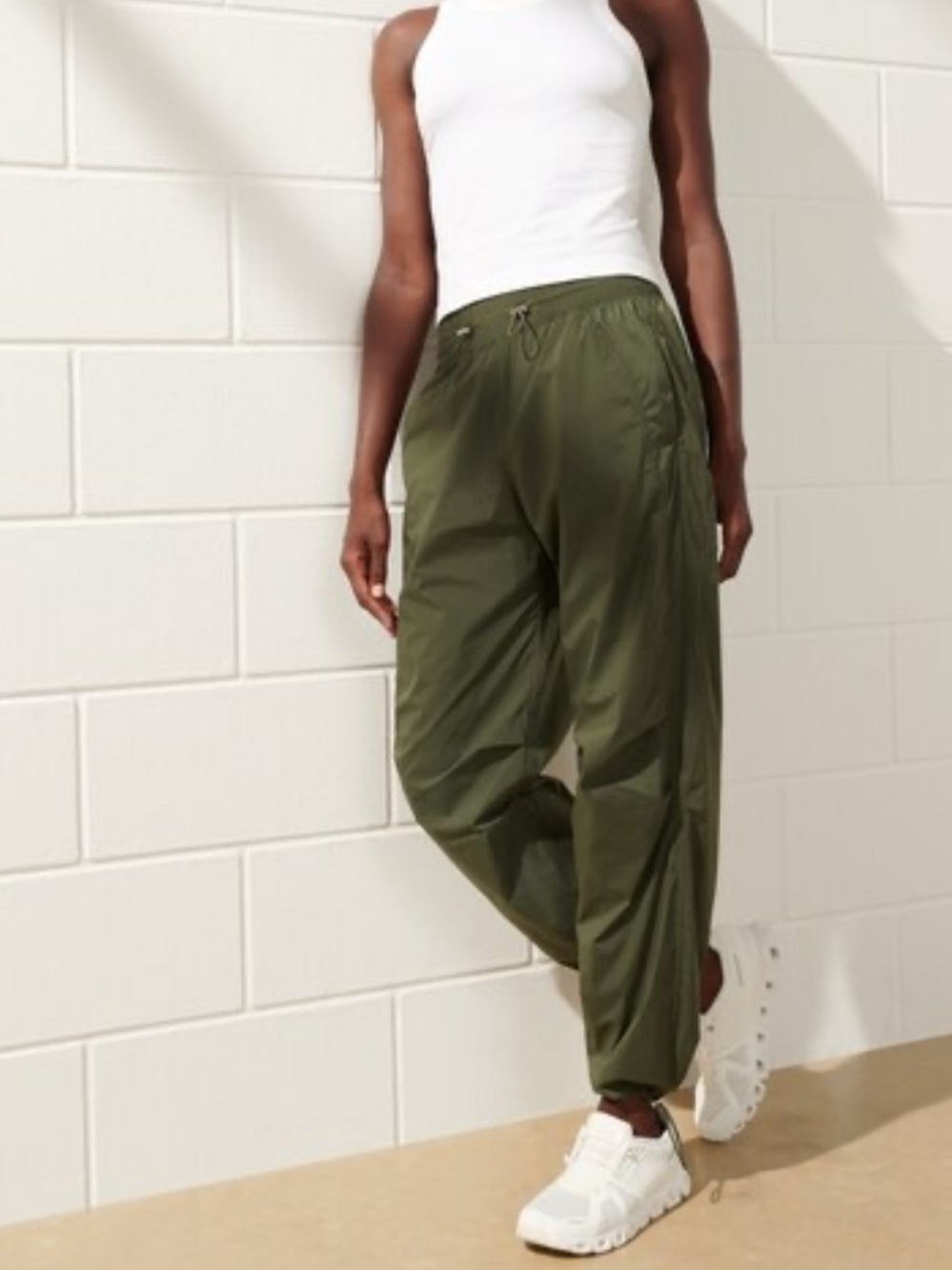 YPB Crinkle Nylon Parachute Jogger Olive Green Women’s L Fall Travel